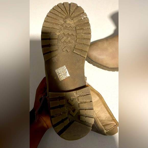 These are women’s boots that are warm and great for the winter. - Picture 2 of 3